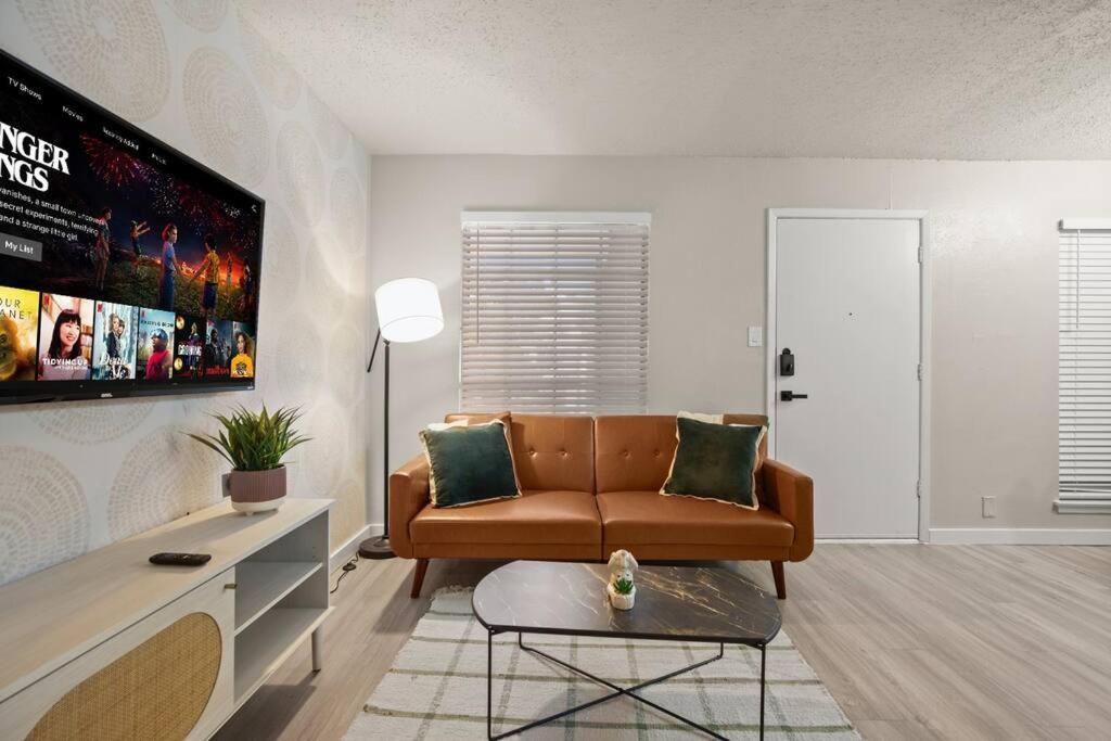 Central & Cozy Formula 1 Ready Apartment Austin Exterior photo